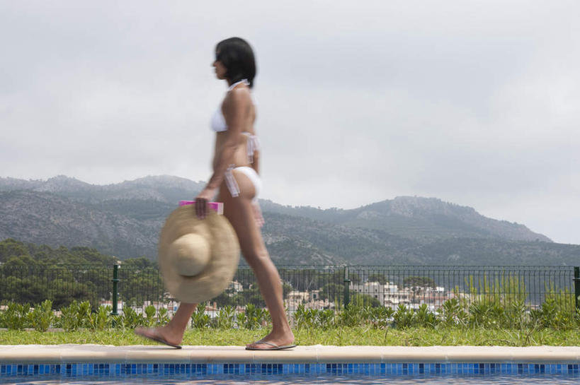 西方人,一个人,游泳池,走,横图,室外,白天,侧面,泳装,比基尼,草地,草坪,山,水,植物,帽子,欧洲,欧洲人,仅一个女性,仅一个人,握,阴影,光线,影子,山峰,水池,水面,云,云朵,山峦,拿,云彩,拎,拿着,注视,光脚,泳池,草,树,树木,蓝色,绿色,白色,白云,蓝天,天空,阳光,自然,遮阳帽,天,观察,看,仅一个中年女性,赤脚,握着,生长,晴朗,成长,观看,察看,关注,女人,女性,中年女性,白种人,晴空,步行,散步,走路,彩图,全身,三点式,泳衣,拎着