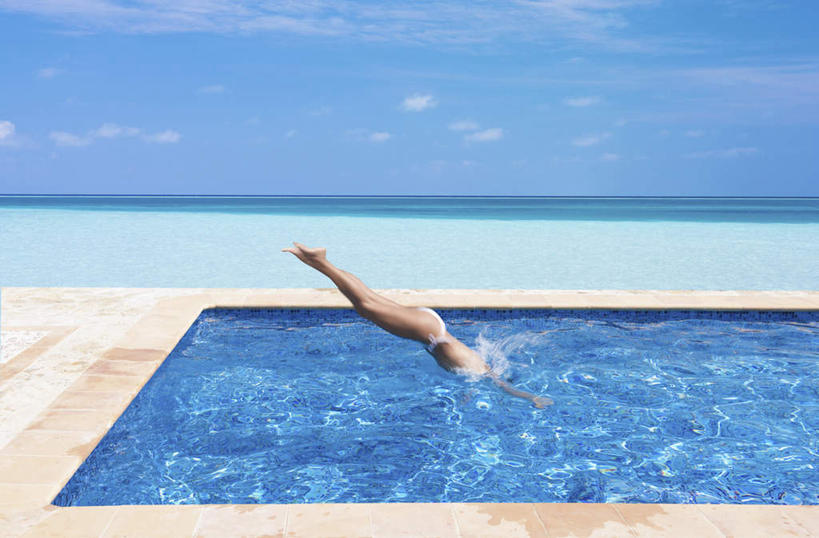 跳水,游泳,西方人,一个人,游泳池,跳,横图,室外,白天,侧面,泳装,比基尼,海浪,海洋,水,欧洲,欧洲人,仅一个女性,仅一个人,阴影,波纹,光线,影子,浪花,水池,水面,水平线,云,云朵,辽阔,海平线,涟漪,云彩,光脚,泳池,蓝色,白云,蓝天,水纹,天空,阳光,海水,波浪,天,仅一个中年女性,广阔,赤脚,晴朗,一望无际,波光粼粼,海景,水晕,泅水,无边无际,一马平川,拍浮,女人,女性,中年女性,白种人,大海,风浪,海,海水的波动,近岸浪,涌浪,晴空,跳跃,彩图,全身,三点式,泳衣,水天相接,水天一线