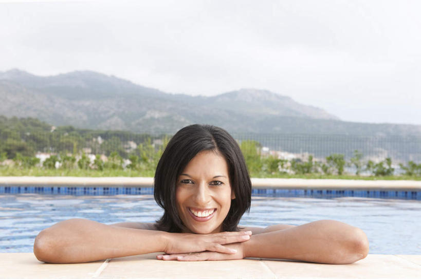 西方人,一个人,游泳池,家,站,笑,微笑,露齿笑,横图,室外,白天,正面,草地,草坪,山,水,植物,欧洲,欧洲人,仅一个女性,仅一个人,阴影,波纹,光线,影子,房屋,屋子,山峰,水池,水面,涟漪,山峦,注视,泳池,楼房,住宅,草,树,树木,绿色,黑色,水纹,天空,阳光,自然,波浪,天,观察,看,趴着,站着,仅一个中年女性,生长,成长,观看,察看,关注,水晕,女人,女性,中年女性,白种人,长发,趴,站立,半身,彩图,房子