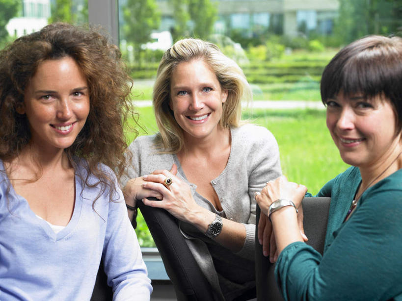 西方人,三个人,伙伴,朋友,商务人士,商务女性,办公室,坐,笑,说,微笑,露齿笑,横图,室内,白天,正面,讨论,友谊,合作,团队,草地,草坪,植物,窗户,椅子,欧洲,欧洲人,套装,时间,时钟,手表,计时,注视,玻璃窗,草,树,树木,绿色,自然,会议椅,钟表,观察,看,靠,靠着,表,战略,生长,成长,观看,办公椅,腕表,察看,关注,商务装,工薪阶层,联合,合谋,商务椅,培训椅,茶水间,交流,配合,协作,女人,女性,中年女性,白种人,白领,上班族,钟,沟通,讲话,交谈,商讨,说话,谈话,坐着,半身,彩图