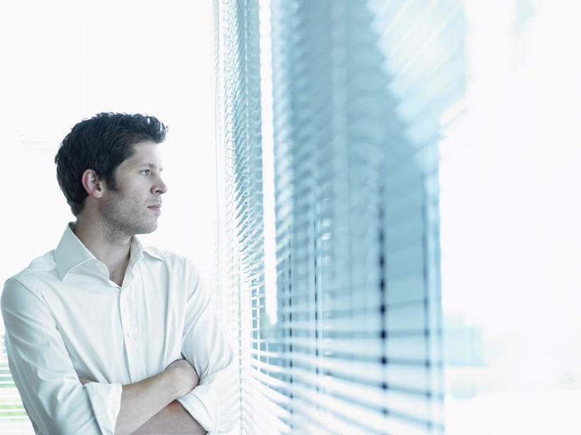 西方人,一个人,商务人士,商务男性,办公室,站,双手交叉,横图,室内,白天,正面,衬衫,窗户,欧洲,欧洲人,仅一个男性,仅一个人,仅一个中年男性,阴影,套装,光线,影子,百叶窗,注视,阳光,观察,看,站着,观看,察看,双手抱胸,关注,商务装,工薪阶层,男人,男性,中年男性,白种人,白领,上班族,站立,半身,彩图,衬衣