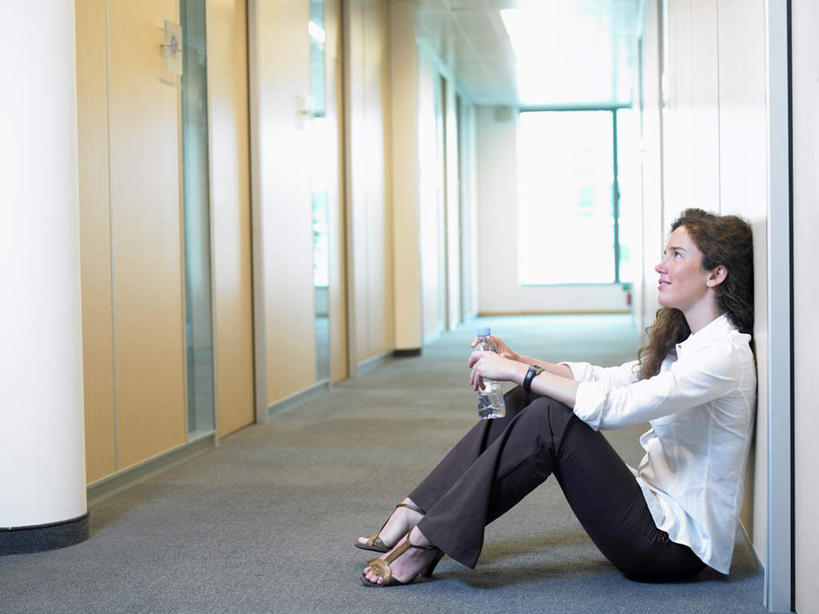 西方人,一个人,商务人士,商务女性,办公室,坐,笑,微笑,横图,室内,白天,侧面,高跟鞋,衬衫,时尚,水,门,鞋子,欧洲,欧洲人,仅一个年轻女性,仅一个女性,仅一个人,握,套装,液体,墙,走道,走廊,过道,地面,拿,拿着,注视,饮用水,墙壁,墙面,白色,瓶子,塑料制品,门框,矿泉水,观察,看,靠,靠着,塑料瓶,握着,观看,察看,关注,时髦,商务装,工薪阶层,蒸馏水,时兴,年轻女性,女人,女性,白种人,白领,上班族,屈膝,坐着,彩图,全身,衬衣