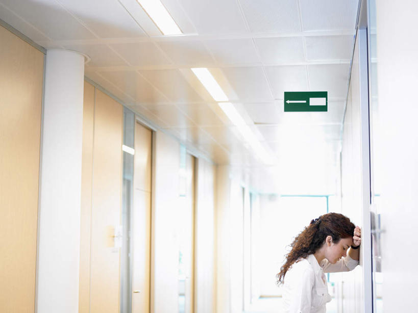 西方人,一个人,商务人士,商务女性,办公室,站,闭眼,睡,横图,室内,白天,侧面,衬衫,门,天花板,指示牌,欧洲,欧洲人,仅一个年轻女性,仅一个女性,仅一个人,套装,标志,文字,墙,走道,走廊,过道,棕色,地面,标识,墙壁,墙面,绿色,白色,门框,靠,靠着,站着,疲倦,疲劳,疲惫,失落,商务装,工薪阶层,疲乏,年轻女性,女人,女性,白种人,长发,卷发,白领,上班族,闭眼睛,闭着眼,闭着眼睛,困,困觉,寝息,睡觉,站立,半身,彩图,衬衣