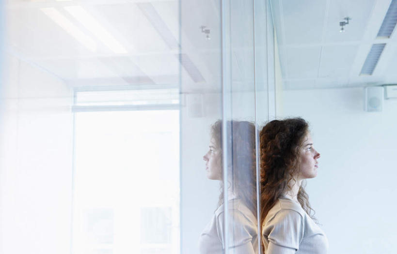 西方人,一个人,商务人士,商务女性,办公室,站,横图,室内,白天,侧面,窗户,落地窗,欧洲,欧洲人,仅一个年轻女性,仅一个女性,仅一个人,阴影,套装,反射,影子,墙,棕色,注视,玻璃窗,墙壁,墙面,观察,看,靠,靠着,站着,观看,察看,关注,商务装,工薪阶层,年轻女性,女人,女性,白种人,长发,卷发,白领,上班族,站立,半身,彩图