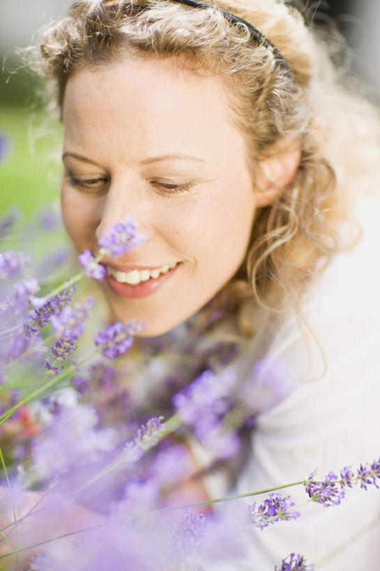 西方人,脸,头,脸颊,一个人,站,捧,笑,微笑,露齿笑,竖图,室外,特写,白天,正面,草地,草坪,植物,欧洲,欧洲人,仅一个女性,仅一个人,许多,阴影,服装,朦胧,模糊,盛开,光线,影子,花蕾,注视,休闲装,闻,肩膀,草,花,花瓣,花朵,鲜花,衣服,绿色,紫色,阳光,花苞,花蕊,观察,看,站着,仅一个中年女性,休闲,休闲服,服饰,观看,察看,嗅,关注,女人,女性,中年女性,白种人,头部,长发,卷发,脸部,脸蛋,面部,端,端着,捧着,手捧,站立,半身,彩图