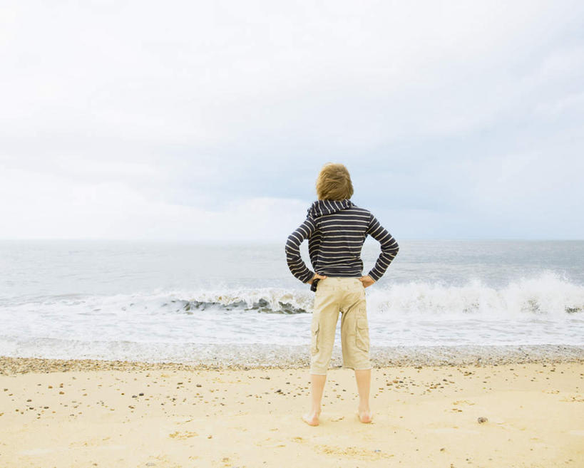 西方人,儿童,一个人,站,横图,室外,白天,纯洁,海浪,海洋,沙滩,欧洲,欧洲人,仅一个男性,仅一个人,阴影,服装,光线,沙子,影子,海岸,浪花,水平线,云,云朵,辽阔,海平线,沙地,云彩,休闲装,光脚,手叉腰,小孩,背面,衣服,蓝色,白云,蓝天,天空,阳光,海水,天,叉腰,站着,仅一个小孩,休闲,广阔,赤脚,休闲服,可爱,童年,童趣,服饰,晴朗,一望无际,双手叉腰,海景,童真,烂漫,无邪,无边无际,一马平川,天真,男孩,男人,男性,白种人,孩子,大海,风浪,海,海水的波动,海滩,近岸浪,涌浪,晴空,站立,彩图,全身,水天相接,水天一线,男生
