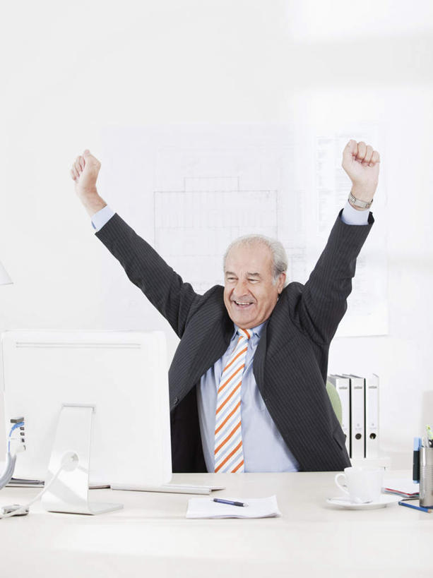 咖啡,西方人,一个人,商务人士,商务男性,办公室,坐,伸展双臂,笑,微笑,露齿笑,竖图,室内,白天,正面,衬衫,幸福,桌面,桌子,杯子,椅子,欧洲,欧洲人,仅一个男性,仅一个人,套装,笔,材料,瓷器,档案,文件,纸,办公桌,墙,办公用品,咖啡杯,领带,陶瓷制品,注视,娱乐,墙壁,墙面,文具,饮料,会议椅,手稿,学习用品,资料,观察,看,仅一个老年男性,享受,休闲,温馨,放松,乐趣,观看,办公椅,文具用品,证明,察看,提神,舒适,象征,庄重,关注,文档,瓷杯,醒脑,商务装,身份,工薪阶层,软饮料,正式,地位,商务椅,培训椅,老年男性,男人,男性,白种人,白领,上班族,敞开双臂,伸开双臂,展开双肩,张开手臂,张开双臂,坐着,半身,彩图,衬衣