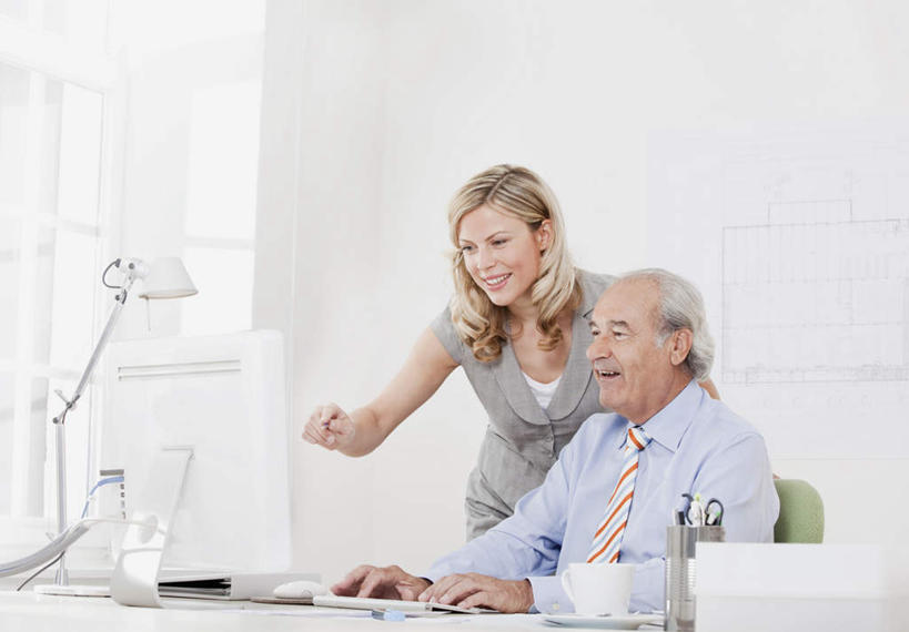 咖啡,西方人,两个人,伙伴,朋友,商务人士,商务男性,商务女性,办公室,站,坐,笑,说,微笑,露齿笑,横图,室内,白天,正面,衬衫,讨论,友谊,幸福,合作,团队,电脑,显示器,鼠标,键盘,台灯,桌子,杯子,椅子,照明,欧洲,欧洲人,敲打,套装,网络,材料,瓷器,档案,文件,办公桌,墙,灯光,咖啡杯,陶瓷制品,一杯,注视,娱乐,输入,输入设备,通讯设备,墙壁,墙面,灯,饮料,会议椅,资料,灯具,打字,观察,看,站着,享受,休闲,温馨,台式电脑,放松,乐趣,战略,观看,点击,敲击,办公椅,照亮,察看,提神,舒适,照明设备,关注,文档,瓷杯,醒脑,通信设备,商务装,工薪阶层,输出设备,联合,合谋,软饮料,商务椅,培训椅,交流,配合,协作,按键,老年男性,年轻女性,女人,女性,白种人,白领,上班族,沟通,讲话,交谈,商讨,说话,谈话,站立,坐着,半身,彩图,衬衣