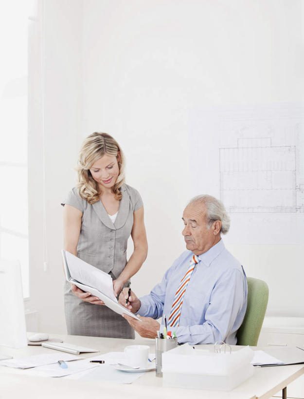 咖啡,西方人,两个人,伙伴,朋友,商务人士,商务男性,商务女性,办公室,站,坐,笑,说,微笑,露齿笑,竖图,室内,白天,正面,衬衫,讨论,友谊,幸福,合作,团队,电脑,显示器,鼠标,键盘,桌子,杯子,椅子,欧洲,欧洲人,握,套装,网络,材料,瓷器,档案,文件,办公桌,墙,咖啡杯,陶瓷制品,一杯,拿,拿着,注视,娱乐,输入设备,通讯设备,墙壁,墙面,饮料,会议椅,资料,观察,看,站着,享受,休闲,温馨,台式电脑,放松,乐趣,战略,握着,观看,办公椅,察看,提神,舒适,关注,文档,瓷杯,醒脑,通信设备,商务装,工薪阶层,输出设备,联合,合谋,软饮料,商务椅,培训椅,交流,配合,协作,老年男性,年轻女性,女人,女性,白种人,白领,上班族,沟通,讲话,交谈,商讨,说话,谈话,站立,坐着,半身,彩图,衬衣