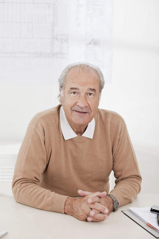 西方人,一个人,商务人士,商务男性,办公室,坐,笑,双手交叉,微笑,露齿笑,竖图,室内,白天,正面,衬衫,桌子,椅子,欧洲,欧洲人,仅一个男性,仅一个人,套装,笔,材料,档案,文件,办公桌,墙,办公用品,注视,墙壁,墙面,文具,会议椅,学习用品,资料,观察,看,仅一个老年男性,观看,办公椅,文具用品,察看,关注,文档,商务装,工薪阶层,商务椅,培训椅,老年男性,男人,男性,白种人,白领,上班族,十字手,坐着,半身,彩图,衬衣