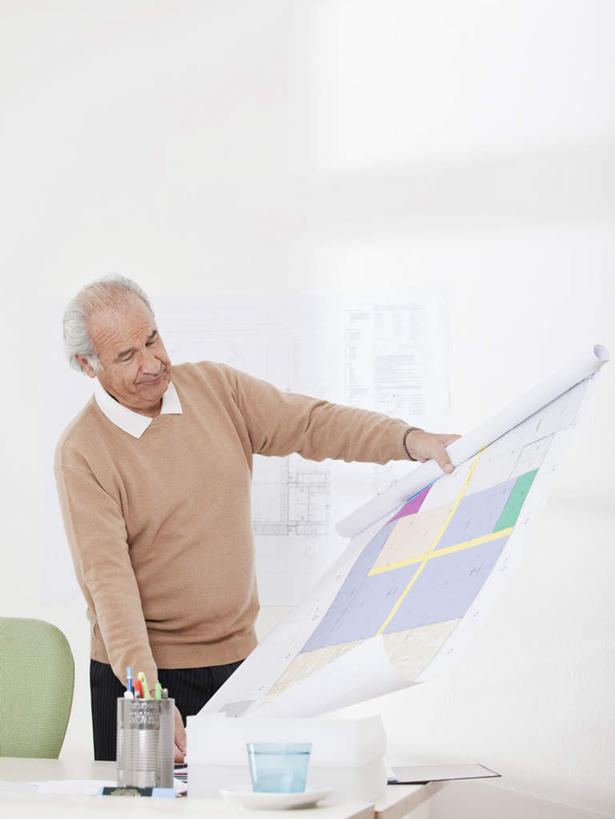 咖啡,西方人,一个人,商务人士,商务男性,办公室,站,竖图,室内,白天,正面,衬衫,幸福,桌子,杯子,椅子,欧洲,欧洲人,仅一个男性,仅一个人,握,套装,笔,材料,瓷器,档案,图纸,文件,办公桌,墙,办公用品,咖啡杯,设计图,陶瓷制品,一杯,拿,拿着,注视,娱乐,墙壁,墙面,文具,饮料,会议椅,学习用品,资料,观察,看,站着,仅一个老年男性,享受,休闲,温馨,放松,乐趣,握着,观看,办公椅,文具用品,察看,提神,舒适,关注,文档,瓷杯,醒脑,商务装,工程图,草图,蓝图,工薪阶层,软饮料,商务椅,培训椅,老年男性,男人,男性,白种人,白领,上班族,设计,站立,半身,彩图,衬衣