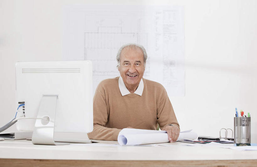 西方人,一个人,商务人士,商务男性,办公室,坐,笑,微笑,露齿笑,横图,室内,白天,正面,衬衫,电脑,显示器,鼠标,键盘,桌子,椅子,欧洲,欧洲人,仅一个男性,仅一个人,套装,网络,笔,材料,档案,文件,办公桌,墙,办公用品,注视,输入设备,通讯设备,墙壁,墙面,文具,会议椅,学习用品,资料,观察,看,仅一个老年男性,台式电脑,观看,办公椅,文具用品,察看,关注,文档,通信设备,商务装,工薪阶层,输出设备,商务椅,培训椅,老年男性,男人,男性,白种人,白领,上班族,坐着,半身,彩图,衬衣