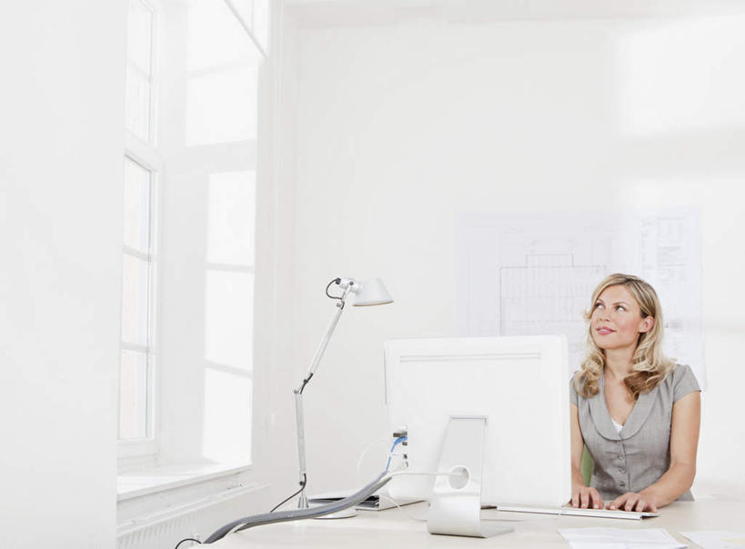 西方人,一个人,商务人士,商务女性,办公室,坐,笑,微笑,露齿笑,横图,室内,白天,正面,电脑,显示器,鼠标,键盘,台灯,桌子,椅子,照明,欧洲,欧洲人,仅一个年轻女性,仅一个女性,仅一个人,敲打,套装,网络,笔,材料,档案,文件,办公桌,墙,灯光,办公用品,注视,输入,输入设备,通讯设备,墙壁,墙面,灯,文具,会议椅,学习用品,资料,灯具,打字,观察,看,台式电脑,观看,点击,敲击,办公椅,文具用品,照亮,察看,照明设备,关注,文档,通信设备,商务装,工薪阶层,输出设备,商务椅,培训椅,按键,年轻女性,女人,女性,白种人,白领,上班族,坐着,半身,彩图