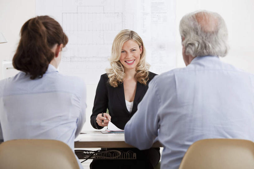 西方人,背部,三个人,伙伴,朋友,商务人士,商务男性,商务女性,办公室,会议室,坐,笑,说,微笑,横图,室内,白天,正面,衬衫,讨论,友谊,合作,团队,桌子,椅子,欧洲,欧洲人,握,写字,套装,开会,会议,笔,办公桌,墙,办公用品,拿,拿着,注视,相视,墙壁,墙面,文具,会议椅,学习用品,观察,看,面对面,战略,握着,观看,对视,办公椅,文具用品,察看,书写,互视,关注,相对,商务装,工薪阶层,相看,联合,合谋,商务椅,培训椅,交流,配合,协作,老年男性,男人,男性,年轻女性,女人,女性,白种人,白领,上班族,沟通,讲话,交谈,商讨,说话,谈话,坐着,半身,彩图,衬衣