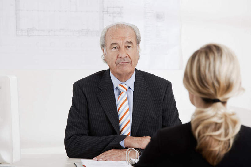 西方人,背部,两个人,伙伴,朋友,商务人士,商务男性,商务女性,办公室,会议室,坐,说,横图,室内,白天,正面,衬衫,讨论,友谊,合作,团队,桌子,欧洲,欧洲人,套装,开会,会议,笔,办公桌,墙,办公用品,注视,相视,墙壁,墙面,文具,学习用品,观察,看,面对面,战略,观看,对视,文具用品,察看,互视,关注,相对,商务装,工薪阶层,相看,联合,合谋,交流,配合,协作,老年男性,男人,男性,年轻女性,女人,女性,白种人,白领,上班族,沟通,讲话,交谈,商讨,说话,谈话,坐着,半身,彩图,衬衣