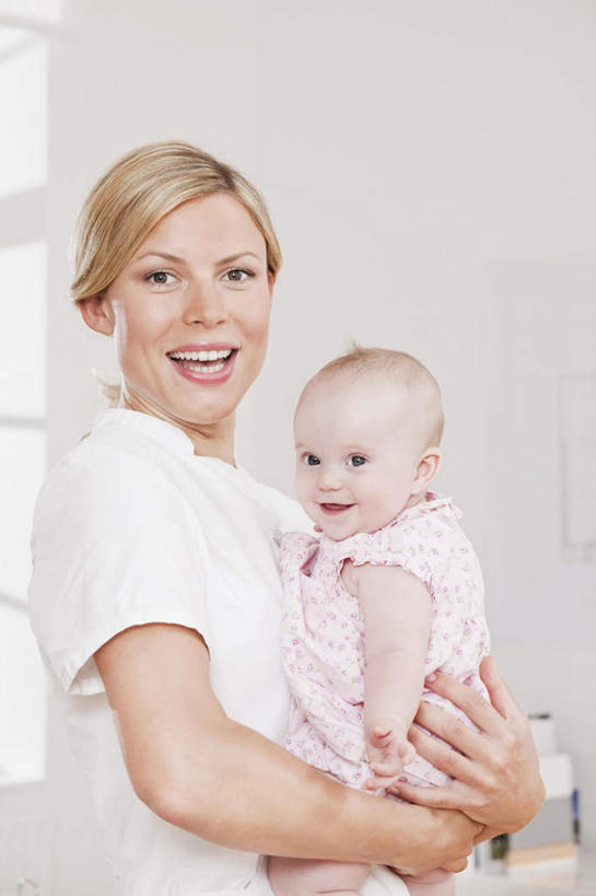 西方人,婴儿,儿童,头发,两个人,护士,医院,站,抱,笑,微笑,露齿笑,竖图,室内,白天,侧面,工作服,婴儿服装,制服,纯洁,窗户,欧洲,欧洲人,墙,注视,玻璃窗,墙壁,墙面,小孩,观察,看,站着,金色,可爱,活泼,抱着,观看,察看,搂着,白衣天使,病房,关注,宝宝,纯真,烂漫,无邪,医疗机构,工作制服,伶俐,天真,年轻女性,女人,女性,白种人,孩子,搂,搂抱,站立,半身,彩图,工作套服,婴儿服,病院,诊所