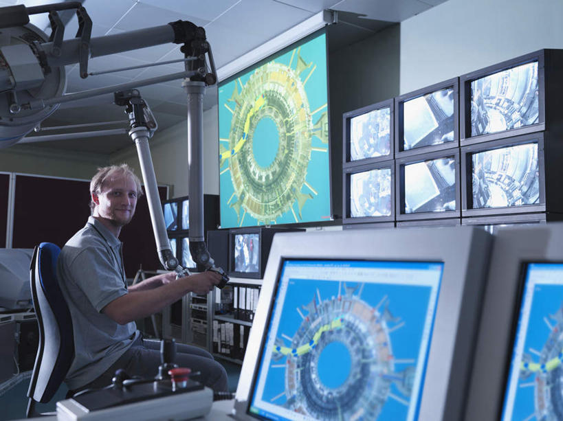 西方人,一个人,科学家,坐,举,横图,室内,白天,侧面,工作服,制服,机器,显示器,摆设,椅子,欧洲,欧洲人,仅一个男性,仅一个人,一排,握,阴影,整齐,并列,并排,反射,屏幕,影子,墙,拿,拿着,扭头,注视,设备,显示屏,墙壁,墙面,排列,仅一个年轻男性,灰色,观察,看,托,转头,机械,发电厂,发电站,握着,观看,核电站,核能,察看,调查,科研人员,队列,关注,研究者,监视器,装备,平行,监控,输出设备,考察,监控设备,科学研究者,工作制服,观测,视察,监控设置,监控装备,设置,核电厂,男人,男性,年轻男性,白种人,科学工作者,举起,举手,举着,向上举,向上伸,向上托,坐着,半身,彩图,工作套服