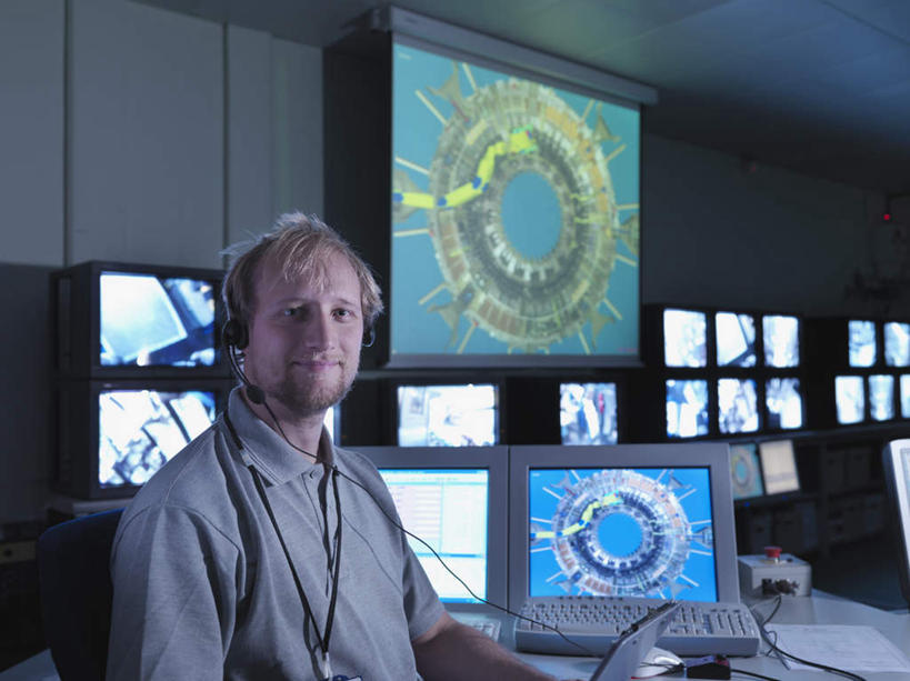 西方人,一个人,科学家,坐,横图,室内,白天,正面,工作服,制服,通讯,显示器,鼠标,键盘,椅子,欧洲,欧洲人,仅一个男性,仅一个人,一排,握,阴影,整齐,并列,并排,反射,网络,信息,屏幕,影子,墙,拿,拿着,扭头,注视,输入设备,通讯设备,显示屏,墙壁,墙面,排列,仅一个年轻男性,灰色,耳机,耳麦,话筒,观察,看,转头,台式电脑,发电厂,发电站,握着,通信,观看,协调,核电站,核能,察看,麦克风,调查,科研人员,队列,关注,扩音器,通信设备,研究者,监视器,平行,监控,蓝牙,蓝牙耳机,传声器,输出设备,考察,监控设备,科学研究者,微音器,工作制服,观测,视察,监控设置,监控装备,核电厂,男人,男性,年轻男性,白种人,科学工作者,坐着,半身,彩图,工作套服