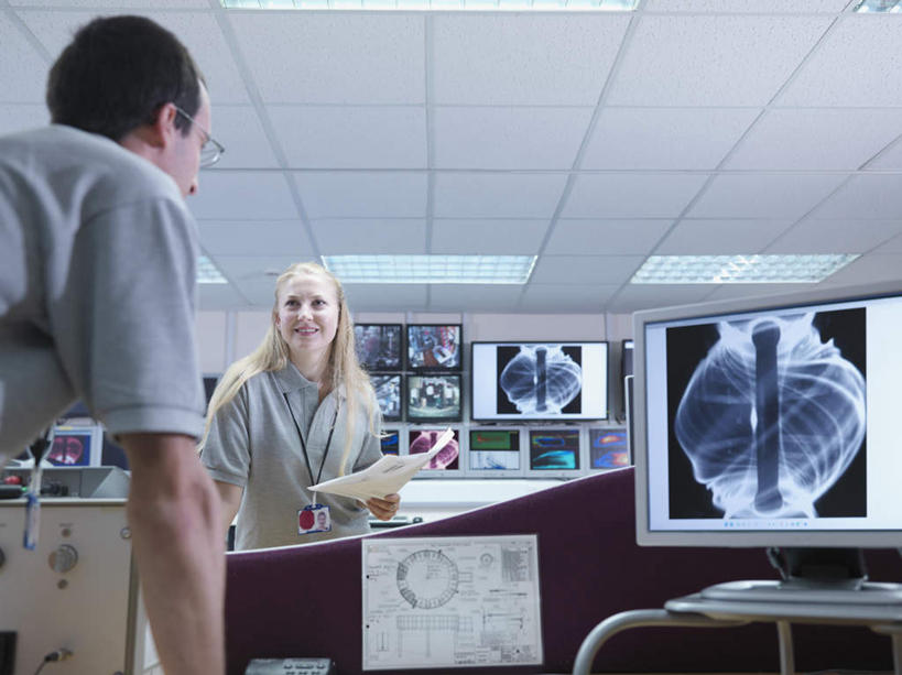 西方人,背部,两个人,同事,科学家,站,笑,微笑,露齿笑,横图,室内,白天,正面,工作服,制服,成功,合作,团队,集体,信心,电脑,显示器,鼠标,键盘,桌子,照明,欧洲,欧洲人,撑,弯腰,握,阴影,光线,网络,材料,档案,屏幕,文件,眼镜,影子,纸,办公桌,灯光,拿,拿着,注视,输入设备,通讯设备,标识,吊牌,显示屏,队伍,顶灯,灯,手稿,胸牌,资料,灯具,观察,看,站着,台式电脑,发电厂,发电站,握着,观看,证明,照亮,核电站,核能,察看,徽章,领导,撑着,调查,科研人员,照明设备,成就,关注,文档,通信设备,研究者,监视器,身份,监控,合伙,领袖,近视眼镜,输出设备,考察,胸章,胸卡,监控设备,科学研究者,弯身,编号牌,雕刻牌,工号牌,胸号牌,胸徽,员工牌,工作制服,观测,视察,监控设置,监控装备,核电厂,男人,男性,年轻男性,年轻女性,女人,女性,白种人,科学工作者,站立,半身,彩图,工作套服