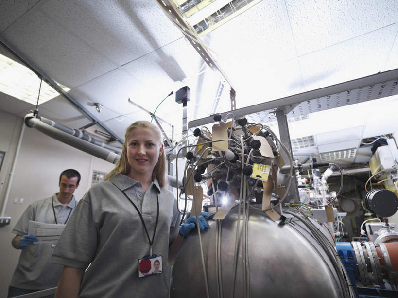 西方人,两个人,同事,科学家,站,笑,微笑,露齿笑,横图,室内,白天,仰视,工作服,制服,安全,成功,合作,团队,集体,信心,机器,摆设,欧洲,欧洲人,握,阴影,反射,材料,档案,文件,眼镜,影子,纸,墙,防护,拿,拿着,注视,设备,标识,吊牌,队伍,墙壁,墙面,蓝色,灰色,手稿,手套,胸牌,资料,扶,观察,看,站着,机械,发电厂,发电站,握着,观看,保护,证明,核电站,核能,察看,徽章,领导,扶着,科研人员,成就,关注,文档,保险,研究者,身份,装备,合伙,领袖,近视眼镜,胸章,胸卡,科学研究者,保全,周全,安稳,安定,防护手套,编号牌,雕刻牌,工号牌,胸号牌,胸徽,员工牌,工作制服,设置,核电厂,平安,男人,男性,年轻男性,年轻女性,女人,女性,白种人,科学工作者,站立,半身,彩图,低角度拍摄,工作套服