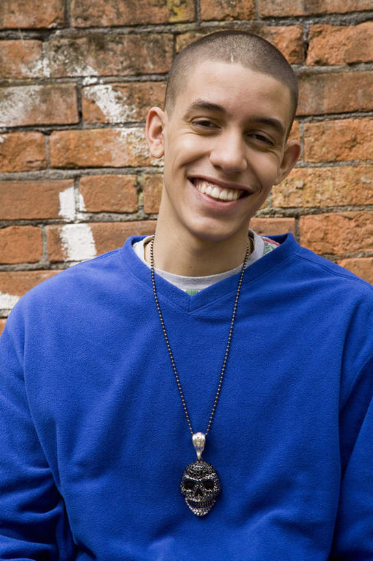 西方人,脸,头,脸颊,头发,一个人,站,笑,微笑,露齿笑,竖图,室外,特写,白天,正面,项链,欧洲,欧洲人,仅一个男性,仅一个人,一根,阴影,服装,光线,影子,墙,注视,休闲装,肩膀,墙壁,墙面,装饰品,仅一个年轻男性,衣服,蓝色,黑色,阳光,饰品,首饰,观察,看,站着,休闲,休闲服,服饰,观看,察看,关注,男人,男性,年轻男性,白种人,头部,直发,脸部,脸蛋,面部,站立,半身,彩图,短发