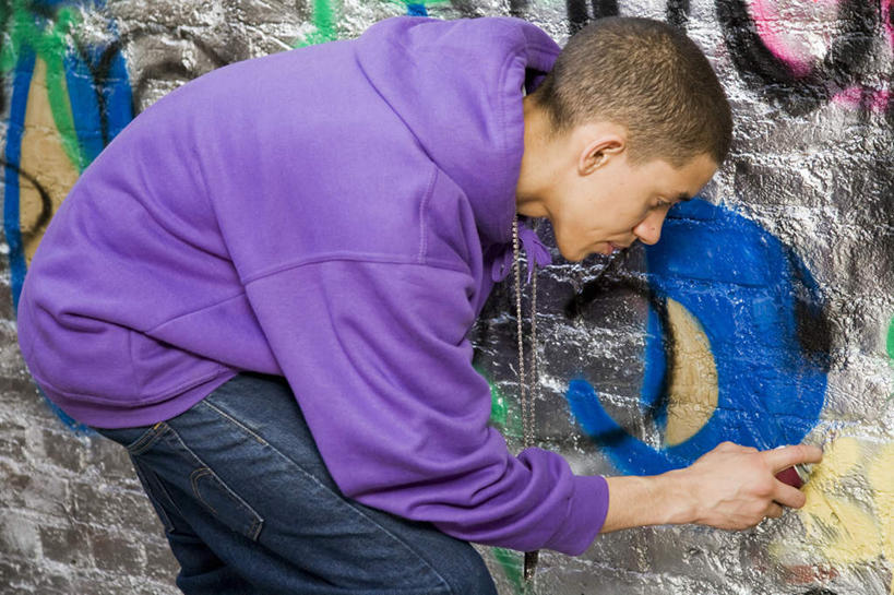 西方人,一个人,站,横图,室外,白天,侧面,抽象,绘画,欧洲,欧洲人,仅一个男性,仅一个人,喷,弯腰,握,阴影,服装,艺术,光线,彩绘,图案,影子,墙,艺术品,古典,拿,拿着,注视,休闲装,文化,墙壁,墙面,仅一个年轻男性,衣服,紫色,阳光,工艺品,观察,看,品味,站着,休闲,概念,休闲服,连帽衫,握着,服饰,观看,美术,察看,高雅,关注,帽衫,美学,弯身,图文,男人,男性,年轻男性,白种人,站立,半身,彩图,涂鸦