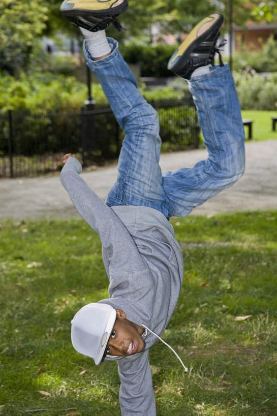 西方人,儿童,一个人,跳舞者,举,竖图,室外,白天,正面,跳舞,纯洁,草地,草坪,树林,植物,帽子,欧洲,非洲,黑人,欧洲人,仅一个男性,仅一个人,撑,倒立,阴影,服装,裤子,朦胧,模糊,光线,棒球帽,影子,注视,牛仔裤,休闲装,草,树,树木,小孩,衣服,蓝色,绿色,灰色,阳光,自然,观察,看,托,仅一个小孩,休闲,休闲服,可爱,童年,童趣,服饰,生长,成长,观看,察看,撑着,关注,舞姿,童真,烂漫,无邪,霹雳舞,天真,男孩,男人,男性,非洲人,孩子,舞蹈家,舞蹈演员,舞者,举起,举手,举着,向上举,向上伸,向上托,半身,彩图,舞蹈,男生