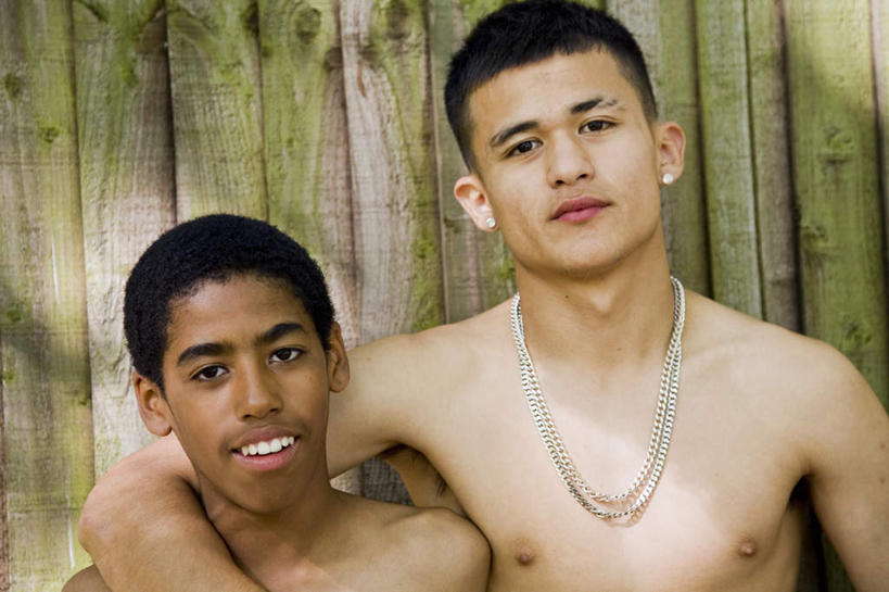 西方人,儿童,两个人,伙伴,朋友,栏杆,站,笑,微笑,露齿笑,横图,室外,白天,正面,友谊,纯洁,项链,欧洲,非洲,黑人,欧洲人,一根,阴影,光线,影子,栅栏,篱笆,围栏,注视,护栏,裸露,装饰品,小孩,阳光,饰品,首饰,观察,看,站着,可爱,童年,童趣,搭,赤裸,观看,察看,搭着,关注,裸,童真,烂漫,无邪,天真,友情,男孩,男人,男性,年轻男性,白种人,非洲人,孩子,站立,半身,彩图,男生