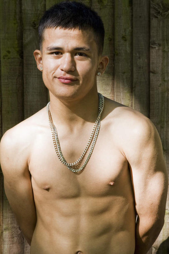 西方人,肌肉,健壮,一个人,栏杆,站,笑,微笑,竖图,室外,白天,正面,项链,欧洲,欧洲人,仅一个男性,仅一个人,一根,阴影,光线,影子,栅栏,篱笆,围栏,注视,护栏,裸露,装饰品,仅一个年轻男性,阳光,饰品,首饰,观察,看,站着,健康,活力,力量,赤裸,观看,青春,察看,强壮,关注,裸,男人,男性,年轻男性,白种人,站立,半身,彩图