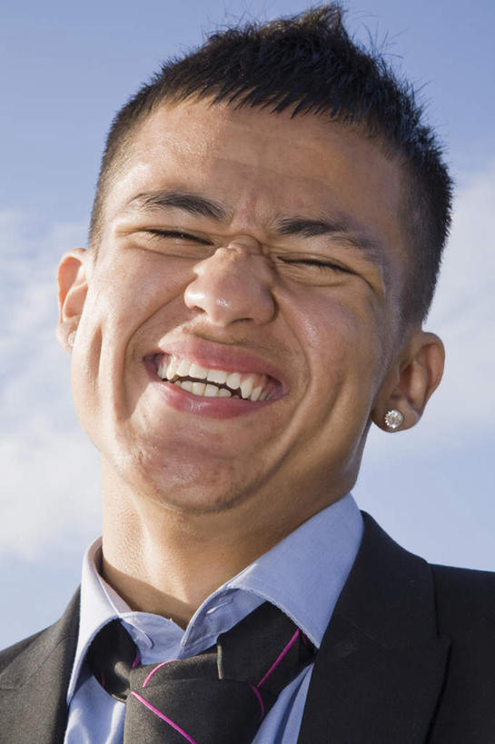 西方人,脸,头,脸颊,头发,一个人,商务人士,商务男性,站,笑,微笑,露齿笑,竖图,室外,特写,白天,仰视,衬衫,欧洲,欧洲人,仅一个男性,仅一个人,阴影,套装,光线,影子,云,云朵,领带,云彩,注视,耳钉,肩膀,装饰品,仅一个年轻男性,蓝色,黑色,白云,蓝天,天空,阳光,饰品,首饰,天,观察,看,站着,晴朗,观看,察看,象征,庄重,关注,商务装,身份,工薪阶层,正式,地位,耳饰,男人,男性,年轻男性,白种人,头部,直发,脸部,脸蛋,面部,白领,上班族,晴空,站立,半身,彩图,低角度拍摄,衬衣,短发