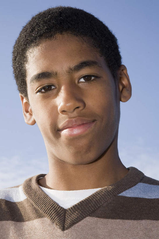 西方人,儿童,脸,头,脸颊,头发,一个人,站,笑,微笑,竖图,室外,特写,白天,仰视,纯洁,欧洲,非洲,黑人,欧洲人,仅一个男性,仅一个人,阴影,服装,光线,影子,云,云朵,棕色,云彩,注视,休闲装,肩膀,小孩,衣服,蓝色,白色,黑色,白云,蓝天,天空,阳光,天,观察,看,站着,仅一个小孩,休闲,休闲服,可爱,童年,童趣,服饰,晴朗,观看,察看,关注,童真,烂漫,无邪,天真,男孩,男人,男性,非洲人,孩子,头部,卷发,脸部,脸蛋,面部,晴空,站立,半身,彩图,低角度拍摄,短发,男生