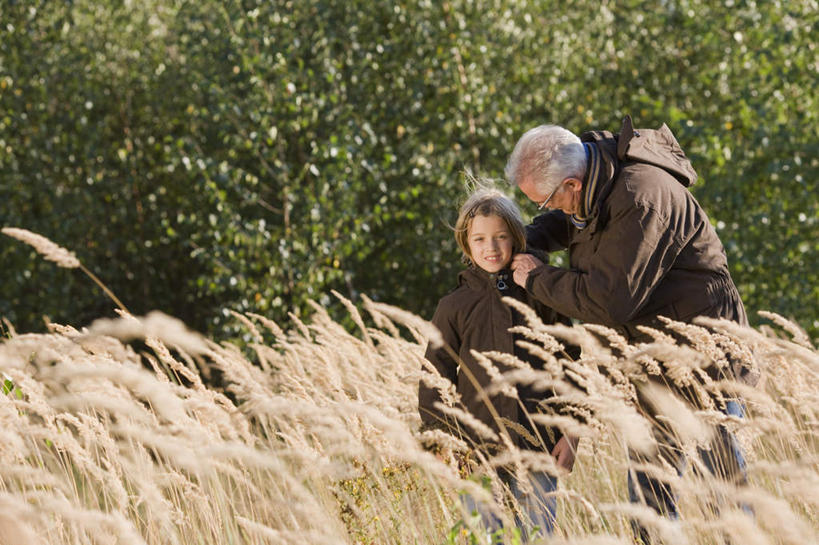 西方人,儿童,老年人,两个人,家庭,祖父,站,跪,横图,室外,白天,正面,纯洁,树林,植物,欧洲,欧洲人,弯腰,握,阴影,服装,枯萎,光线,眼镜,影子,棕色,枯草,拿,拿着,休闲装,相视,草,树,树木,小孩,衣服,黄色,绿色,阳光,自然,站着,休闲,温暖,温馨,一家人,面对面,休闲服,连帽衫,可爱,童年,童趣,握着,服饰,生长,爷爷,成长,祖孙,老花镜,对视,和睦,互视,相对,帽衫,童真,烂漫,无邪,外孙女,外公,外祖父,相看,弯身,远视眼镜,天真,老年男性,男人,男性,女孩,白种人,孩子,孙女,跪着,站立,半身,彩图,融洽,女生