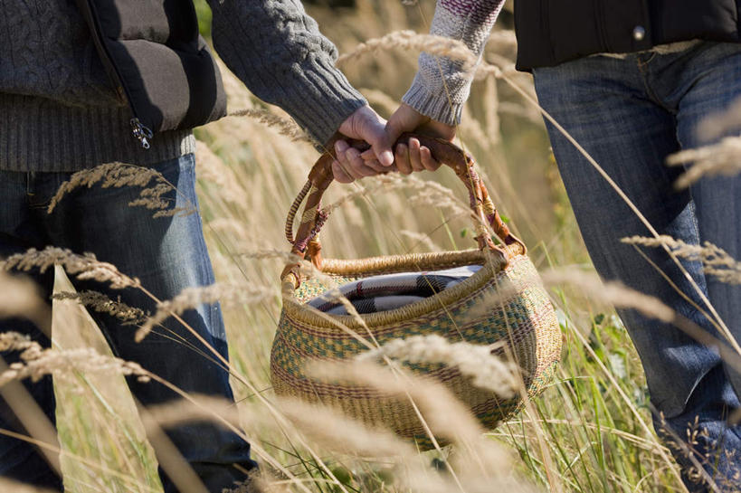 西方人,老年人,手,两个人,家庭,夫妻,站,交叉,横图,室外,特写,白天,正面,毛衣,爱情,植物,竹子,欧洲,欧洲人,双手,握,阴影,竹制,裤子,枯萎,朦胧,模糊,编织,光线,篮子,影子,枯草,浪漫,拿,拎,拿着,牛仔裤,草,黄色,蓝色,阳光,竹篮,站着,温暖,温馨,一家人,手部,恩爱,握着,恋人,服饰,竹条,交织,和睦,竹制品,线衫,穿插,老年男性,男人,男性,女人,女性,中年女性,白种人,夫妇,情侣,站立,半身,彩图,绒衣,套衫,套头毛衣,线衣,伴侣,融洽,拎着