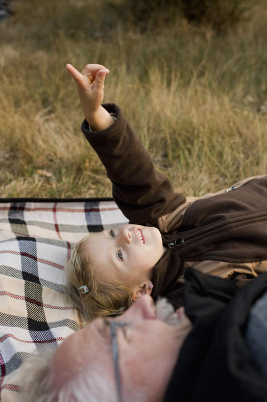 西方人,儿童,老年人,两个人,家庭,祖父,躺,举,竖图,俯视,室外,白天,纯洁,植物,纺织品,欧洲,欧洲人,指,阴影,服装,枯萎,装饰,光线,毛毯,毯子,眼镜,影子,棕色,枯草,注视,休闲装,方向,草,纺织,小孩,衣服,黄色,阳光,垫子,观察,看,手势,托,休闲,温暖,温馨,一家人,休闲服,可爱,童年,童趣,服饰,爷爷,观看,祖孙,老花镜,华丽,修饰,点缀,和睦,察看,指向,食指,关注,童真,烂漫,无邪,外孙女,外公,外祖父,衬托,美观,雅致,雅观,远视眼镜,卧着,天真,老年男性,男人,男性,女孩,白种人,孩子,孙女,举起,举手,举着,躺着,卧,向上举,向上伸,向上托,半身,彩图,高角度拍摄,融洽,女生