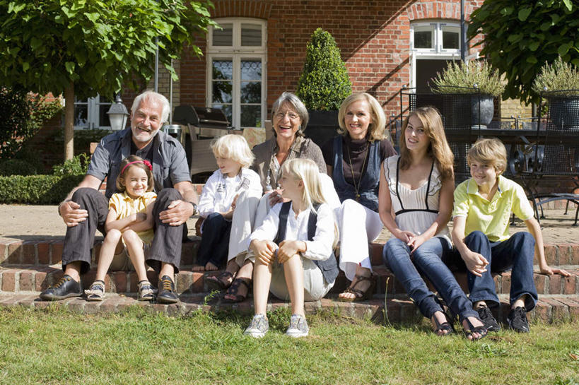 西方人,儿童,中年人,老年人,夫妻,母亲,父亲,女儿,祖母,祖父,三代同堂,家,坐,笑,微笑,露齿笑,横图,室外,白天,正面,爱情,纯洁,草地,草坪,植物,窗户,欧洲,欧洲人,阴影,服装,光线,影子,房屋,屋子,公寓,许多人,浪漫,注视,休闲装,祖孙三代,洋房,楼房,玻璃窗,住宅,草,树,树木,小孩,衣服,绿色,阳光,自然,观察,看,一群人,休闲,温暖,温馨,父女,母女,休闲服,恩爱,父爱,可爱,母爱,童年,童趣,恋人,服饰,生长,奶奶,爷爷,成长,观看,祖孙,和睦,察看,关注,童真,烂漫,无邪,外婆,外孙女,外祖母,外公,外祖父,外孙,外孙子,天真,老年男性,老年女性,男孩,男人,男性,女孩,女人,女性,中年男性,中年女性,白种人,孩子,夫妇,情侣,全家福,孙女,孙子,坐着,彩图,全身,房子,伴侣,融洽,男生,女生,爸爸,多代同堂,妈妈