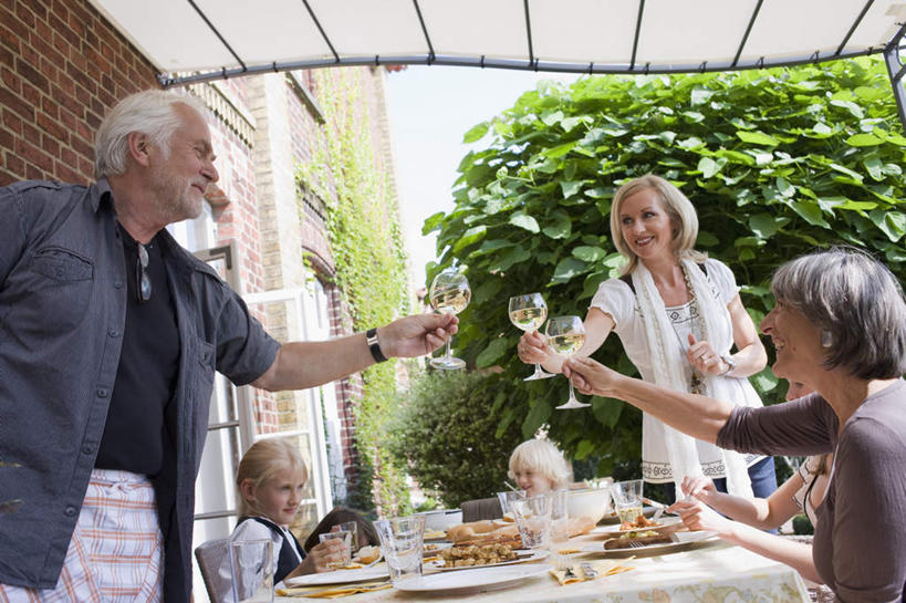 西方人,儿童,中年人,老年人,夫妻,母亲,父亲,女儿,儿子,祖母,祖父,三代同堂,站,坐,举,笑,微笑,露齿笑,横图,室外,白天,仰视,爱情,纯洁,树林,植物,餐桌,桌子,杯子,餐具,欧洲,欧洲人,五个人,握,阴影,服装,庆祝,时间,光线,碟子,高脚杯,盘,时钟,手表,影子,墙,红酒杯,许多人,浪漫,拿,计时,拿着,注视,休闲装,祖孙三代,墙壁,墙面,玻璃制品,树,树木,小孩,衣服,绿色,白色,阳光,自然,盘子,酒杯,碟,钟表,干杯,观察,看,碰杯,托,站着,一群人,休闲,温暖,温馨,父女,父子,母女,母子,休闲服,表,恩爱,父爱,交际,可爱,母爱,童年,童趣,友好,握着,恋人,服饰,生长,奶奶,爷爷,成长,餐台,观看,祖孙,腕表,庆贺,和睦,察看,葡萄酒杯,关注,礼仪,敬酒,童真,烂漫,无邪,外婆,外孙女,外祖母,外公,外祖父,外孙,劝酒,外孙子,天真,老年男性,老年女性,男孩,男人,男性,女孩,女人,女性,中年男性,中年女性,白种人,孩子,夫妇,情侣,全家福,孙女,孙子,玻璃杯,钟,举起,举手,举着,向上举,向上伸,向上托,站立,坐着,半身,彩图,低角度拍摄,伴侣,融洽,男生,女生,爸爸,多代同堂,妈妈