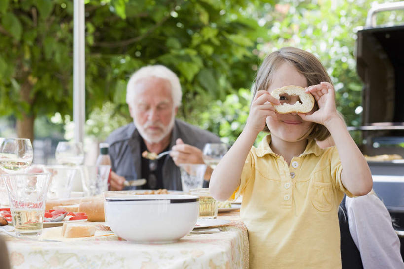 点心,面包,西方人,儿童,老年人,两个人,家庭,祖父,坐,举,吃,横图,室外,白天,正面,纯洁,树林,植物,餐桌,桌子,杯子,欧洲,欧洲人,握,阴影,服装,光线,高脚杯,影子,勺子,陶瓷,洞,食品,面点,陶瓷制品,红酒杯,拿,拿着,注视,休闲装,玻璃制品,树,树木,食物,糕点,小孩,衣服,黄色,绿色,灰色,阳光,自然,酒杯,容器,调羹,汤匙,碗,观察,看,托,休闲,温暖,温馨,一家人,休闲服,可爱,童年,童趣,握着,服饰,生长,爷爷,成长,餐台,观看,祖孙,储藏,和睦,察看,葡萄酒杯,储存,关注,童真,烂漫,无邪,外孙女,外公,外祖父,天真,老年男性,男人,男性,女孩,白种人,孩子,孙女,玻璃杯,举起,举手,举着,嚼,食,向上举,向上伸,向上托,坐着,半身,彩图,融洽,贮存,女生