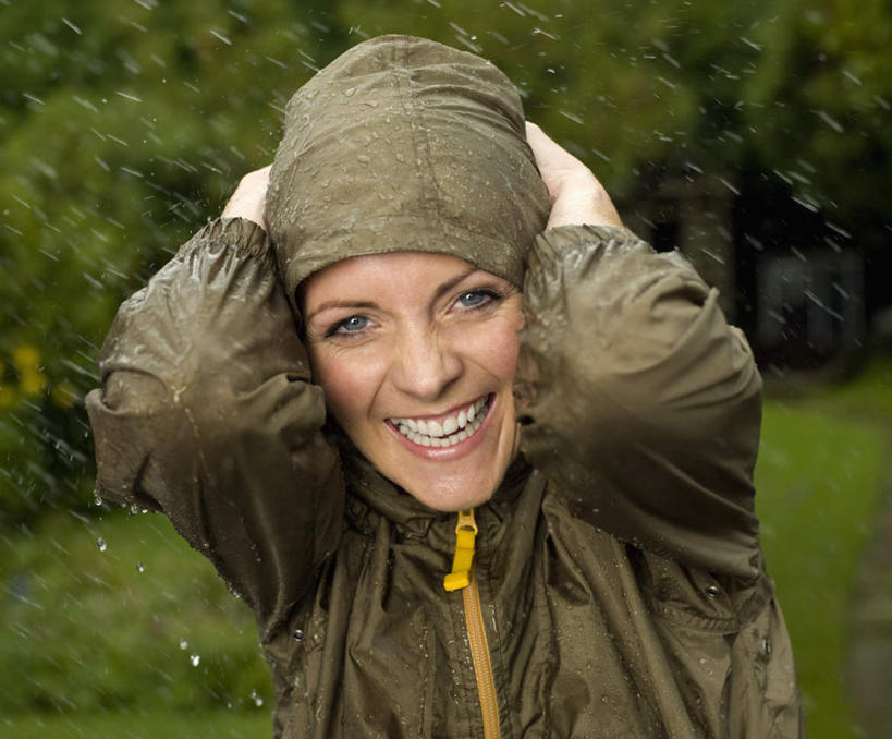 西方人,一个人,站,举,笑,微笑,露齿笑,横图,室外,白天,正面,树林,水,植物,欧洲,欧洲人,仅一个女性,仅一个人,抱头,飞溅,朦胧,模糊,溅,液体,水滴,注视,水珠,树,树木,绿色,自然,观察,看,托,站着,仅一个中年女性,生长,成长,观看,保暖,细雨,察看,双手抱头,防寒,御寒,关注,喷洒,雨衣,透气,防水,捧首,捧头,冲锋服,冲锋衣,防潮,户外用品,女人,女性,中年女性,白种人,小雨,举起,举手,举着,向上举,向上伸,向上托,站立,半身,彩图