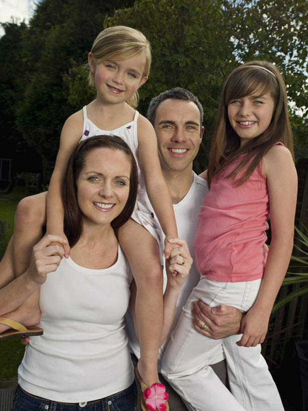 西方人,儿童,中年人,四个人,家庭,夫妻,母亲,父亲,女儿,站,握手,抱,笑,微笑,露齿笑,竖图,室外,白天,正面,爱情,纯洁,树林,植物,欧洲,欧洲人,阴影,服装,光线,影子,浪漫,注视,休闲装,树,树木,小孩,骑,衣服,粉色,绿色,白色,阳光,自然,观察,看,扛,站着,休闲,温暖,温馨,父女,母女,一家人,休闲服,恩爱,父爱,可爱,母爱,童年,童趣,恋人,服饰,生长,成长,抱着,观看,和睦,察看,搂着,关注,童真,烂漫,无邪,扛在肩上,骑在肩上,天真,男人,男性,女孩,女人,女性,中年男性,中年女性,白种人,孩子,夫妇,情侣,搀手,怀抱,拉手,搂,搂抱,手搀手,手拉手,手牵手,手握手,相抱,拥抱,站立,半身,彩图,伴侣,融洽,女生