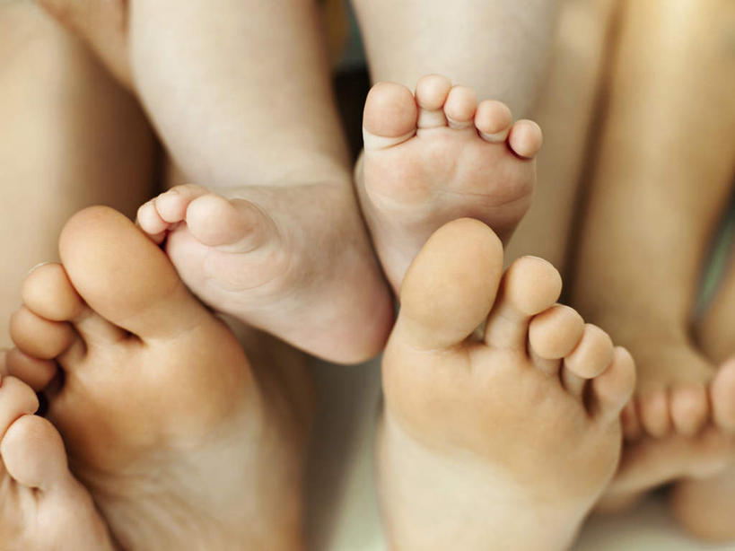 西方人,儿童,中年人,腿部,脚,脚趾,脚后跟,脚背,踝,腿,三个人,家庭,夫妻,母亲,父亲,女儿,横图,室内,特写,白天,正面,爱情,纯洁,床,卧室,欧洲,欧洲人,阴影,反射,影子,双人床,床单,浪漫,被子,小孩,白色,温暖,温馨,父女,母女,三口之家,一家人,恩爱,父爱,可爱,母爱,童年,童趣,恋人,和睦,被单,童真,烂漫,无邪,天真,男人,男性,女孩,女人,女性,中年男性,中年女性,白种人,孩子,脚底,夫妇,情侣,半身,彩图,睡房,卧房,伴侣,融洽,女生