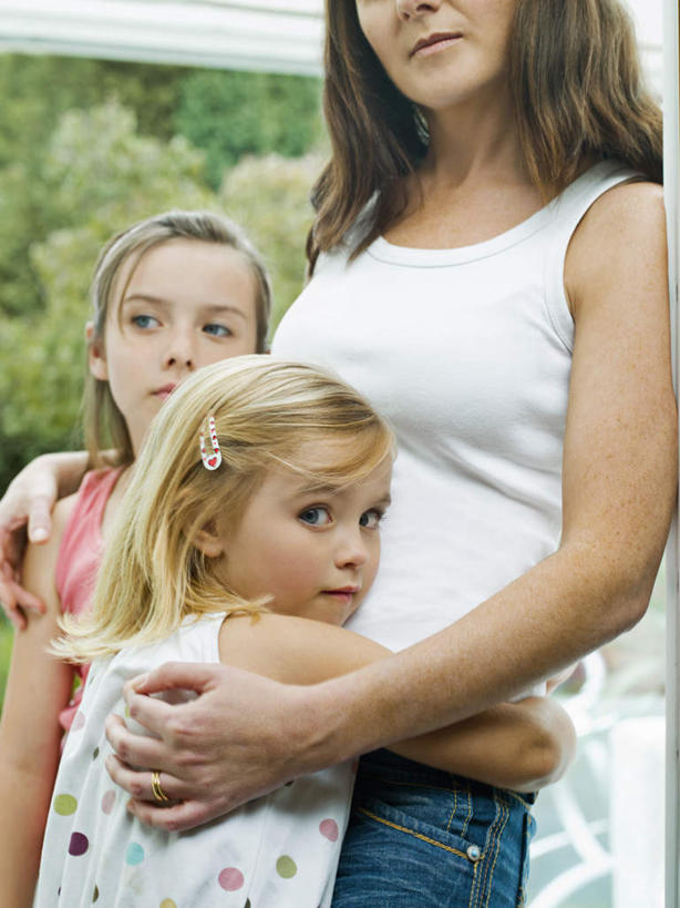 西方人,儿童,中年人,三个人,家庭,母亲,女儿,站,抱,竖图,室内,白天,仰视,纯洁,树林,植物,窗户,欧洲,欧洲人,阴影,服装,装饰,反射,头饰,影子,注视,休闲装,玻璃窗,树,树木,小孩,衣服,粉色,绿色,白色,自然,发夹,发饰,夹子,饰品,观察,看,站着,休闲,温暖,温馨,母女,一家人,休闲服,可爱,母爱,童年,童趣,服饰,生长,成长,抱着,观看,华丽,修饰,点缀,和睦,察看,搂着,关注,童真,烂漫,无邪,配饰,衬托,美观,雅致,雅观,天真,女孩,女人,女性,中年女性,白种人,孩子,怀抱,搂,搂抱,相抱,拥抱,站立,半身,彩图,低角度拍摄,融洽,女生