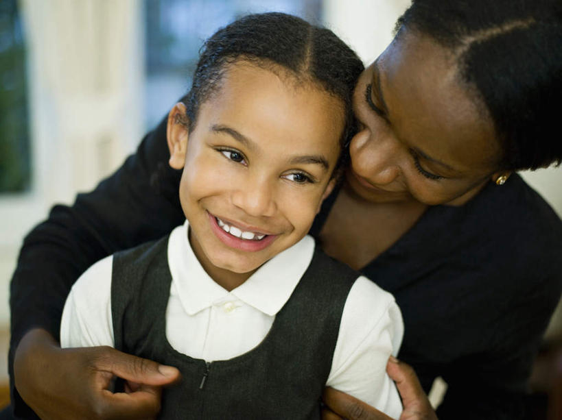 西方人,儿童,中年人,两个人,家庭,母亲,女儿,抱,笑,微笑,露齿笑,横图,室内,白天,正面,纯洁,窗户,欧洲,非洲,黑人,欧洲人,服装,朦胧,模糊,注视,休闲装,玻璃窗,小孩,衣服,观察,看,休闲,温暖,温馨,母女,一家人,休闲服,可爱,母爱,童年,童趣,服饰,抱着,观看,和睦,察看,搂着,关注,童真,烂漫,无邪,天真,女孩,女人,女性,中年女性,非洲人,孩子,搂,搂抱,半身,彩图,融洽,女生