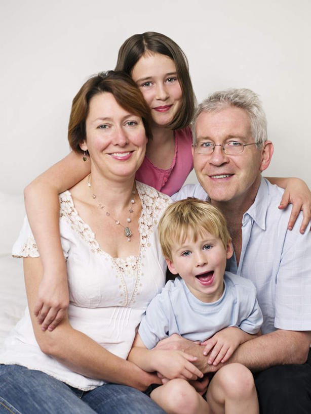 西方人,儿童,中年人,四个人,家庭,夫妻,母亲,父亲,女儿,儿子,坐,抱,笑,微笑,露齿笑,竖图,室内,白天,白色背景,正面,爱情,纯洁,欧洲,欧洲人,服装,浪漫,注视,休闲装,小孩,衣服,观察,看,休闲,温暖,温馨,父女,父子,母女,母子,一家人,休闲服,恩爱,父爱,可爱,母爱,童年,童趣,恋人,摄影,服饰,影棚,抱着,观看,和睦,察看,搂着,关注,童真,烂漫,无邪,天真,男孩,男人,男性,女孩,女人,女性,中年男性,中年女性,白种人,孩子,夫妇,情侣,搂,搂抱,坐着,半身,彩图,影棚拍摄,拍摄,伴侣,融洽,男生,女生