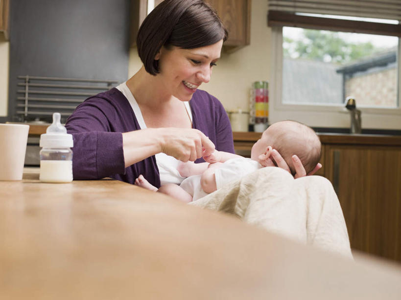 西方人,婴儿,儿童,中年人,两个人,家庭,母亲,坐,抱,笑,微笑,露齿笑,横图,室内,白天,正面,纯洁,餐桌,厨房,窗户,柜子,桌子,欧洲,欧洲人,服装,朦胧,模糊,奶瓶,注视,休闲装,玻璃窗,小孩,衣服,瓶子,容器,橱柜,观察,看,休闲,温暖,温馨,一家人,休闲服,可爱,母爱,童年,童趣,服饰,活泼,餐台,奶嘴,婴儿用品,抱着,观看,储藏,和睦,察看,搂着,储存,关注,宝宝,童真,纯真,烂漫,无邪,母婴,伶俐,天真,女人,女性,中年女性,白种人,孩子,搂,搂抱,坐着,半身,彩图,灶间,融洽,贮存