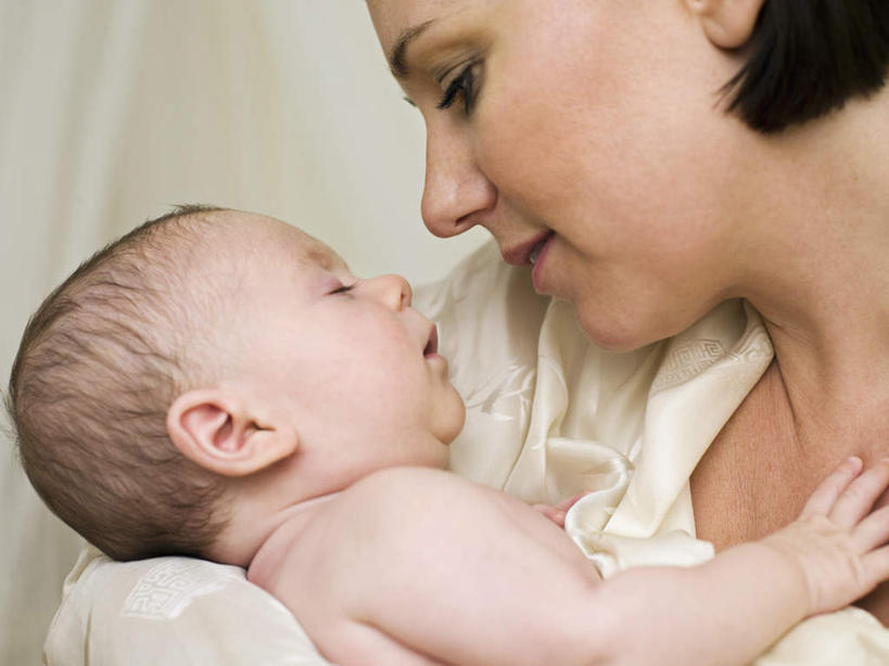 西方人,婴儿,儿童,中年人,脸,头,脸颊,手,两个人,家庭,母亲,站,躺,闭眼,抱,笑,微笑,横图,室内,特写,白天,正面,浴袍,纯洁,卧室,欧洲,欧洲人,墙,注视,裸露,肩膀,墙壁,墙面,小孩,观察,看,站着,温暖,温馨,一家人,手部,可爱,母爱,童年,童趣,活泼,抱着,观看,单手,和睦,察看,搂着,关注,宝宝,裸,童真,纯真,烂漫,无邪,母婴,卧着,伶俐,天真,女人,女性,中年女性,白种人,孩子,头部,脸部,脸蛋,面部,闭眼睛,闭着眼,闭着眼睛,搂,搂抱,躺着,卧,站立,半身,彩图,汤帷子,浴衣,睡房,卧房,融洽