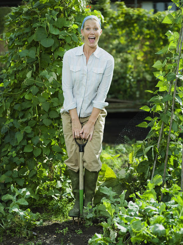 西方人,一个人,站,笑,微笑,露齿笑,竖图,室外,白天,正面,植物,豆,蔬菜,鞋子,叶子,欧洲,欧洲人,仅一个年轻女性,仅一个女性,仅一个人,握,服装,新鲜,铲子,雨鞋,雨靴,豆类,豆子,食品,绿叶,拿,拿着,注视,休闲装,靴子,食物,衣服,观察,看,站着,休闲,休闲服,嫩叶,握着,服饰,有机食品,绿色食品,观看,察看,关注,胶鞋,豆科,赤花蔓豆,红花菜豆,看花豆,年轻女性,女人,女性,白种人,叶,叶片,站立,彩图,全身