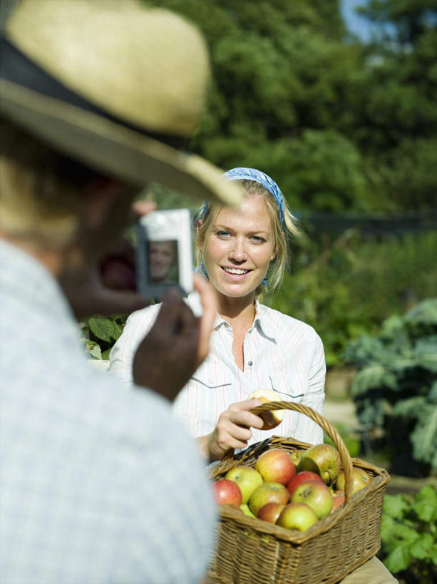 西方人,背部,两个人,夫妻,站,笑,交叉,微笑,露齿笑,竖图,室外,白天,正面,爱情,植物,竹子,苹果,帽子,相机,欧洲,欧洲人,一堆,许多,握,堆叠,堆积,竹制,服装,编织,草帽,篮子,头巾,很多,浪漫,拿,拿着,注视,休闲装,树,树木,拍照,衣服,绿色,自然,数码相机,竹篮,观察,看,站着,休闲,休闲服,恩爱,握着,恋人,摄影,服饰,生长,成长,观看,竹条,堆,交织,察看,竹制品,关注,穿插,男人,男性,年轻女性,女人,女性,中年男性,白种人,夫妇,情侣,照相机,站立,半身,彩图,照相,伴侣