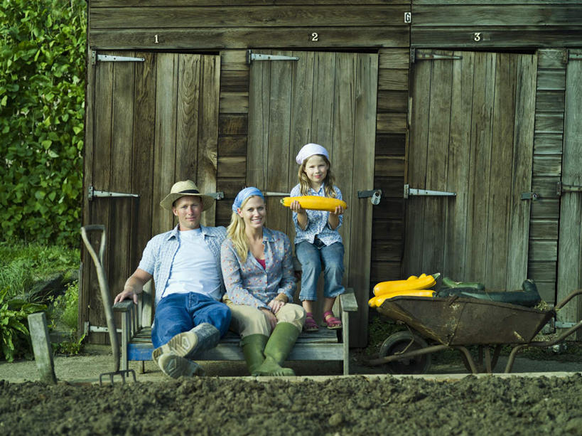 西方人,儿童,三个人,家庭,夫妻,母亲,父亲,女儿,站,坐,笑,微笑,露齿笑,横图,室外,白天,正面,爱情,纯洁,帽子,叶子,欧洲,欧洲人,一堆,许多,握,堆叠,堆积,服装,木制,草帽,墙,绿叶,西葫芦,很多,浪漫,拿,拿着,注视,休闲装,墙壁,墙面,车,小孩,衣服,木制品,手推车,交通工具,观察,看,站着,休闲,温暖,温馨,父女,母女,三口之家,一家人,休闲服,嫩叶,白瓜,恩爱,父爱,可爱,母爱,童年,童趣,握着,恋人,服饰,独轮车,观看,堆,和睦,察看,关注,载具,童真,烂漫,无邪,茭瓜,天真,男人,男性,年轻女性,女孩,女人,女性,中年男性,白种人,孩子,年轻人,夫妇,情侣,叶,叶片,站立,坐着,彩图,全身,伴侣,融洽,女生