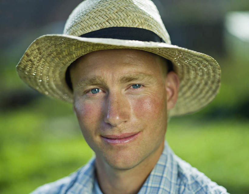 西方人,脸,头,脸颊,一个人,站,笑,微笑,横图,室外,特写,白天,正面,帽子,欧洲,欧洲人,仅一个男性,仅一个人,仅一个中年男性,阴影,服装,朦胧,模糊,光线,草帽,影子,注视,休闲装,肩膀,衣服,阳光,观察,看,站着,休闲,休闲服,服饰,观看,察看,关注,男人,男性,中年男性,白种人,头部,脸部,脸蛋,面部,站立,半身,彩图