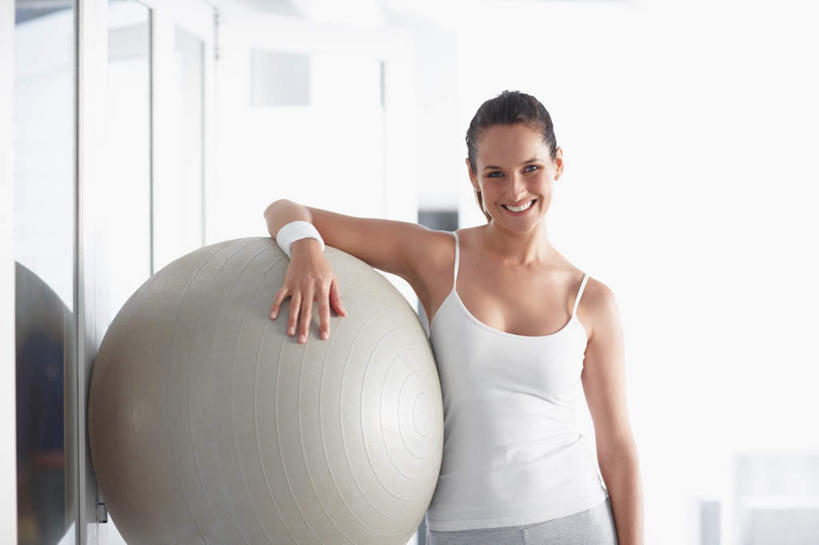 西方人,一个人,健身房,站,笑,微笑,露齿笑,横图,室内,白天,正面,窗户,落地窗,吊带,欧洲,欧洲人,仅一个女性,仅一个人,服装,朦胧,模糊,护腕,注视,吊带衫,玻璃窗,一个,衣服,白色,观察,看,靠,靠着,站着,仅一个中年女性,健身球,搭,服饰,单个,观看,瑜伽球,察看,衣着,穿着,搭着,关注,衣饰,女人,女性,中年女性,白种人,站立,半身,彩图,健身馆